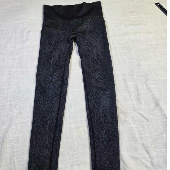 Soma Pants - Soma Slimming Legging Womens Medium Grey Black Snakeskin Animal Print High Waist